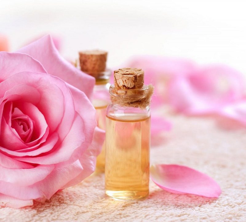 Nước hoa hoa hồng được chiết xuất từ cánh hoa hồng có mùi hương hoa hồng đặc trưng